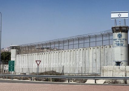 الاحتلال يخشى وجود أنفاق داخل سجن بئر السبع