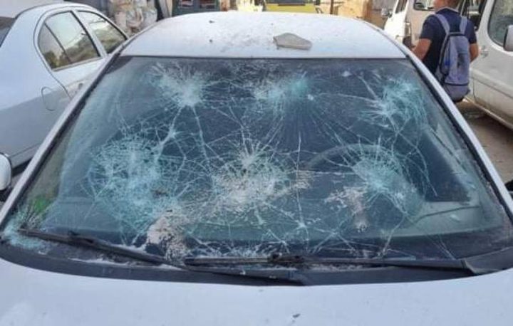 مستوطنون يعتدون على مركبات المواطنين بالخليل ويحطمونها
