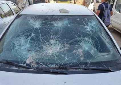 مستوطنون يعتدون على مركبات المواطنين بالخليل ويحطمونها