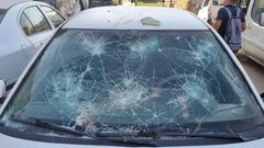مستوطنون يعتدون على مركبات المواطنين بالخليل ويحطمونها