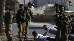 الاحتلال يعتقل أسيرا محررا من قلنديا وآخر من سلوان