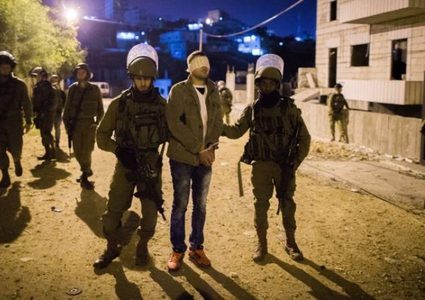 قوات الاحتلال تعتقل سبعة مواطنين من الخليل