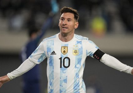 هاتريك ميسي يقود الأرجنتين للانتصار