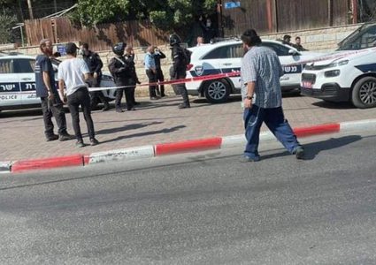 مستوطن يطلق الرصاص صوب 3 أطفال قرب مدخل الرام