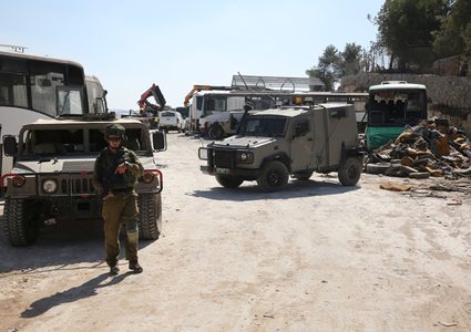 قوات الاحتلال تداهم منازل وبركسات في بيت لحم