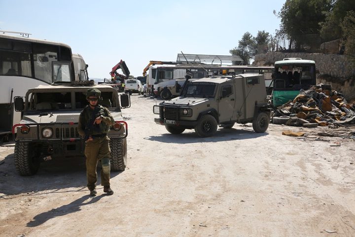 قوات الاحتلال تداهم منازل وبركسات في بيت لحم