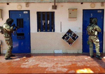 ادارة سجن "رامون" تمنع الاسرى من اقامة الصلاة بشكل جماعي