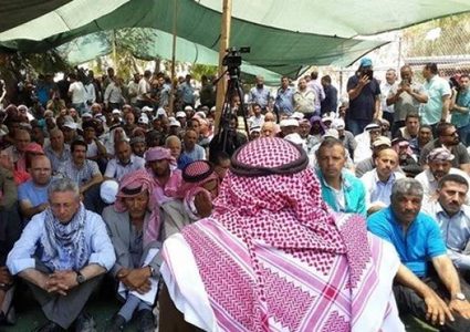 عشرات المقدسيين يؤدون صلاة الجمعة في خيمة الاعتصام بسلوان