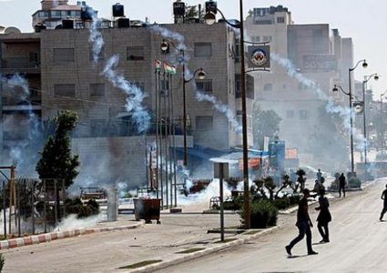 الاحتلال يقمع مسيرة طلابية على المدخل الشمالي لبيت لحم