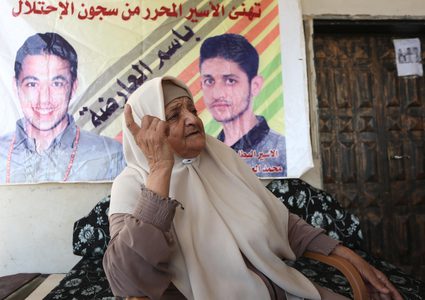 والدة الأسير محمد عارضة: ما قام به الأسرى الستة هو انتصار لفلسطين