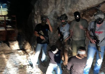 قوات الاحتلال تعتقل زكريا الزبيدي ومحمد عارضة