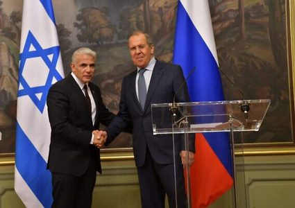 لبيد: لا نريد التصعيد مع روسيا في سوريا