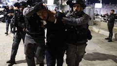 الاحتلال يَعتقل مواطنا ويفتش منازل بمسافر يطا جنوب الخليل