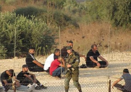 الاحتلال يطارد عمالا قرب نعلين ويصيب عددا منهم بحالات اختناق