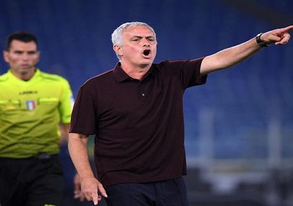 فرحة "جنونية" لمورينيو بعد فوزه في مباراة تاريخية بالنسبة له