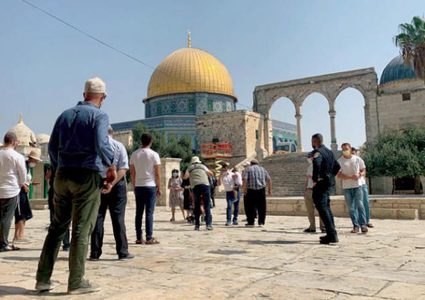 مستوطنون يقتحمون باحات المسجد الأقصى