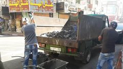 عمال قسم الصرف الصحي في بلدية نابلس يبدأون اليوم أعمال تنظيف مصارف الامطار في المركز التجاري وذلك تحسبا وتحضيرا لموسم الامطار والشتاء