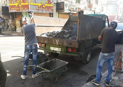 عمال قسم الصرف الصحي في بلدية نابلس يبدأون اليوم أعمال تنظيف مصارف الامطار في المركز التجاري وذلك تحسبا وتحضيرا لموسم الامطار والشتاء