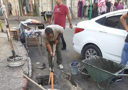عمال قسم الصرف الصحي في بلدية نابلس يبدأون اليوم أعمال تنظيف مصارف الامطار في المركز التجاري وذلك تحسبا وتحضيرا لموسم الامطار والشتاء