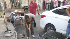عمال قسم الصرف الصحي في بلدية نابلس يبدأون اليوم أعمال تنظيف مصارف الامطار في المركز التجاري وذلك تحسبا وتحضيرا لموسم الامطار والشتاء