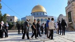 عشرات المستوطنين يقتحمون باحات المسجد الأقصى