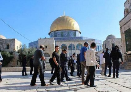 عشرات المستوطنين يقتحمون باحات المسجد الأقصى