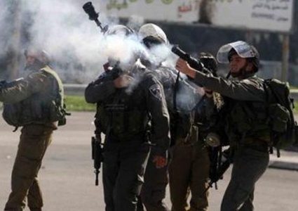 إصابات بالاختناق بين الطلبة خلال اقتحام الاحتلال قرية تياسير