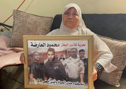 الاحتلال يفرج عن شقيقي الأسيرين العارضة وقريبهم بعد تعرضه للتنكيل