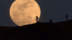 دراسة تؤكد.. هذه أسوأ الليالي عند الرجال بسبب "القمر"