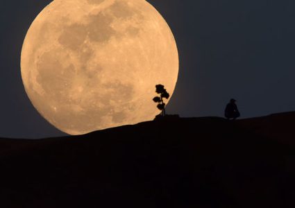 دراسة تؤكد.. هذه أسوأ الليالي عند الرجال بسبب "القمر"