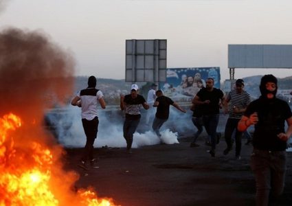 إصابات بالرصاص المعدني وبحالات اختناق في مواجهات على حاجز حوارة