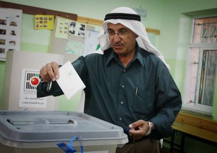 لجنة الانتخابات تتسلم قرار مجلس الوزراء بعقد الانتخابات المحلية