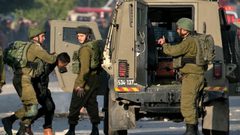 الاحتلال يحتجز 3 شبان ويعتدي على آخر شمال سلفيت