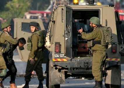 الاحتلال يحتجز 3 شبان ويعتدي على آخر شمال سلفيت