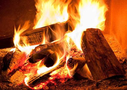 تحذير.. استنشاق دخان حرق الأخشاب يفاقم خطر الإصابة بكورونا