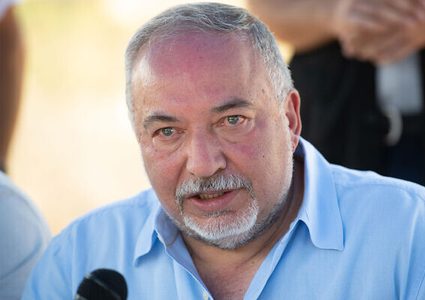 ليبرمان يزعم: لا يمكن التوصل إلى حلول وتسويات مع عباس وغزة