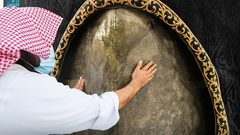 السعودية تعلن عن إجراء أعمال صيانة للحجر الأسود