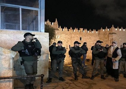 القدس: الاحتلال يضيق على المواطنين ويغلق عدة طرقات بحجة الأعياد