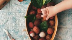 تعرف على فاكهة الليتشي الاستوائية