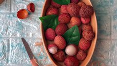 تعرف على فاكهة الليتشي الاستوائية