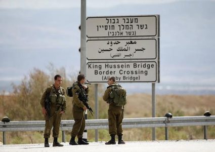 الاحتلال يحبط  محاولة تهريب أسلحة على الحدود الأردنية