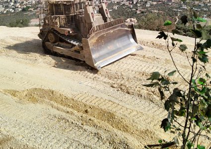 الاحتلال يجرف ويغلق الطرق على جبل صبيح جنوب نابلس
