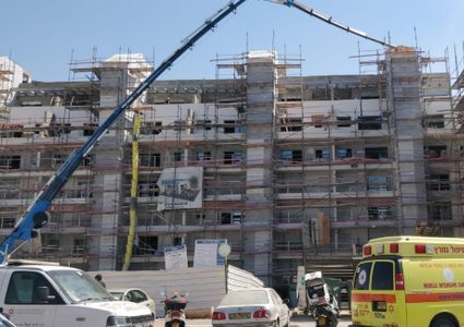 مصرع عامل خلال عمله في ورشة بناء بالداخل المحتل