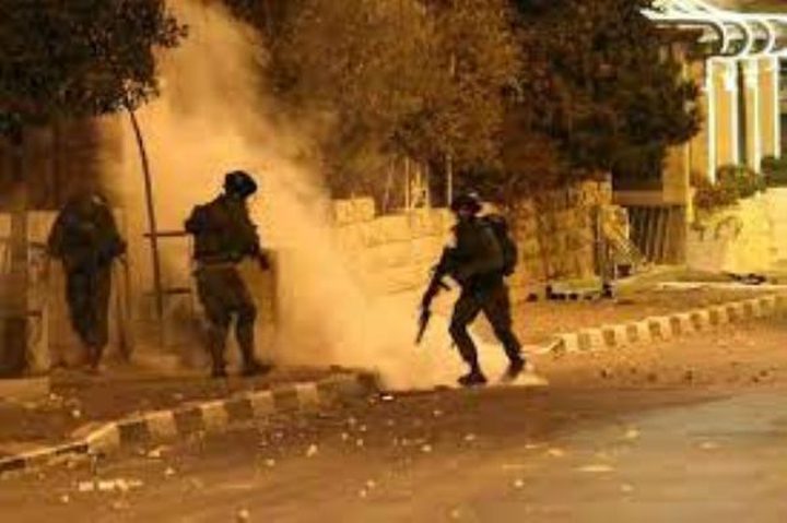 قوات الاحتلال تلقي قنابل غاز على حفل زفاف بالخليل