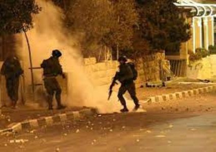 قوات الاحتلال تلقي قنابل غاز على حفل زفاف بالخليل