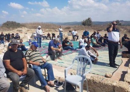 الاحتلال يدمر لوازم مسجد قرية صرفند المهجرة