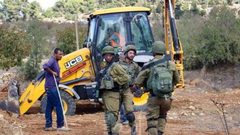 الاحتلال يستولي على جرافة غرب سلفيت