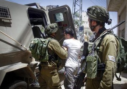 الاحتلال يعتقل فتى ويستدعي أسيرا محررا من بيت لحم