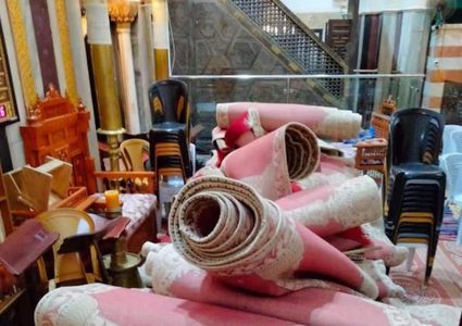 مستوطنون يدنسون الحرم الإبراهيمي، ويزيلون السجاد من القاعة الإسحاقية خلال أعيادهم، بينما أدى المواطنون الصلاة على البلاط الذي فرشت عليه حصائر خفيفة