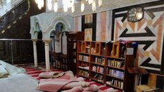 مستوطنون يدنسون الحرم الإبراهيمي، ويزيلون السجاد من القاعة الإسحاقية خلال أعيادهم، بينما أدى المواطنون الصلاة على البلاط الذي فرشت عليه حصائر خفيفة